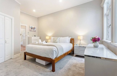 Parnell House | Parnell home with stunning views