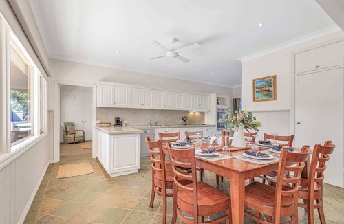 Wharparilla House | Paro's Landing - Riverfront Holiday Home Echuca