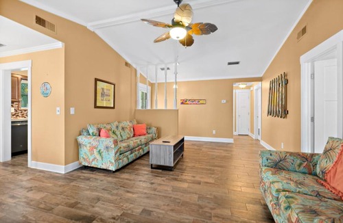 St. Augustine House | Parrot Head