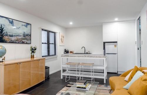 Bundaberg North Apartment | Parrots Nest - 1 Bedroom