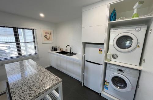 Bundaberg North Apartment | Parrots Nest - 1 Bedroom