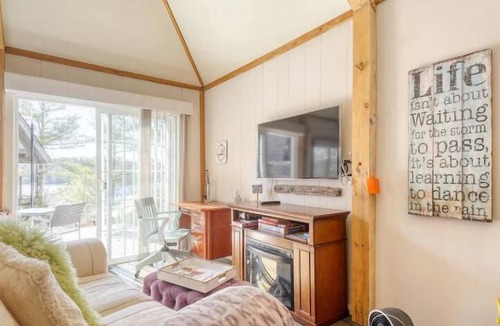 Parry Sound Cabin | Parry Sound Bunkie - Dock, BBQ, Firepit & Pets