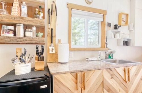 Parry Sound Cabin | Parry Sound Bunkie - Dock, BBQ, Firepit & Pets