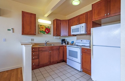 Poipu Apartment | Partial Ocean View