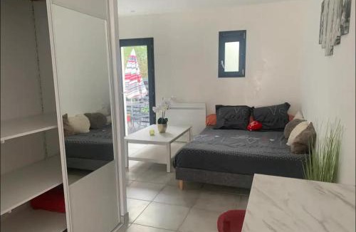 Villeneuve Apartment | Partie de villa moderne avec acces piscine