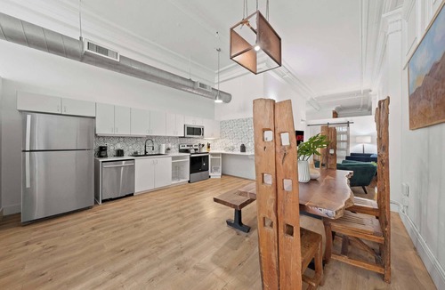 Gaslamp Quarter Apartment | Party in Gaslamp | 4BR Downtown Pad + Bathtub!