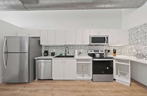 Gaslamp Quarter Apartment | Party in Gaslamp | 4BR Downtown Pad + Bathtub!