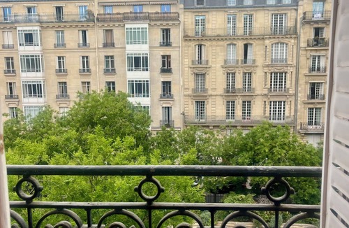 Ternes Apartment | Party of 6! Arc de Triomphe