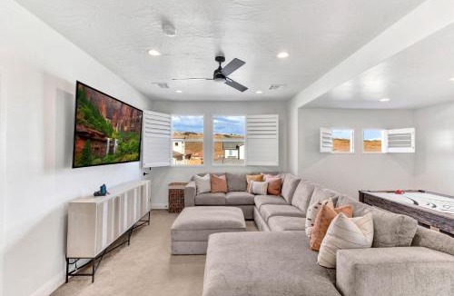 Washington House | Paseos 1213 Brand New Home, Private Hot Tub, BBQ Grill, Ping Pong, Air Hockey, and More!