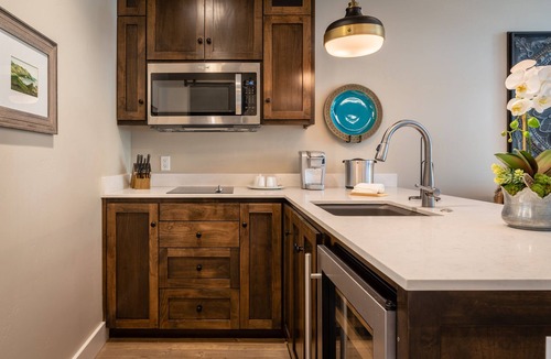 Paso Robles Condo | Paso Park Suite 203-Downtown Paso Robles Park-Side Suite with Balcony!