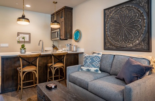 Paso Robles Condo | Paso Park Suite 203-Downtown Paso Robles Park-Side Suite with Balcony!