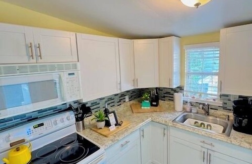 Pass-a-Grille Cottage | Pass-a-Grille Beach Getaway| Walkable| Bikes +Gear