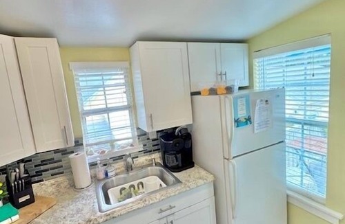 Pass-a-Grille Cottage | Pass-a-Grille Beach Getaway| Walkable| Bikes +Gear