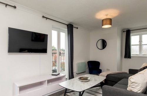 Bracknell Apartment | Pass the Keys | 5 Sleeper Cosy Apartment