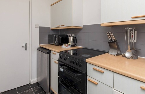 Bracknell Apartment | Pass the Keys | 5 Sleeper Cosy Apartment