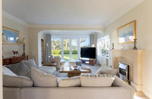 Ferndown House | Pass the Keys Amazing Spacious HomeGolf Course