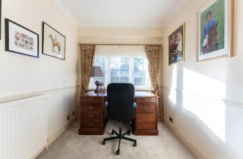 Ferndown House | Pass the Keys Amazing Spacious HomeGolf Course