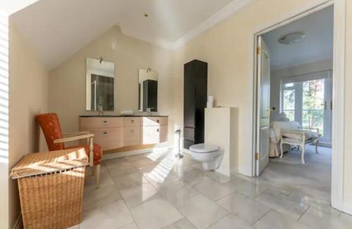 Ferndown House | Pass the Keys Amazing Spacious HomeGolf Course