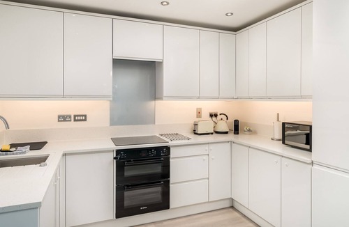 High Wycombe Apartment | Pass the Keys | Central and Modern 2 Bed Flat 6ppl