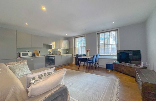 Soho Apartment | Pass the Keys | Central 2 Bed 2 Bath Duplex