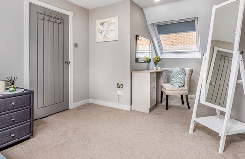 Fishbourne House | Pass the Keys | Large Stylish Home with Parking