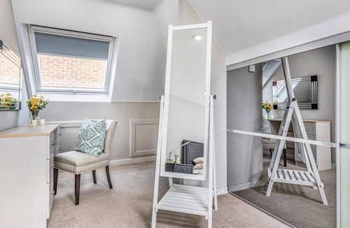 Fishbourne House | Pass the Keys | Large Stylish Home with Parking