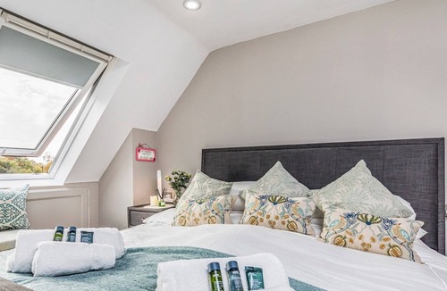 Fishbourne House | Pass the Keys | Large Stylish Home with Parking