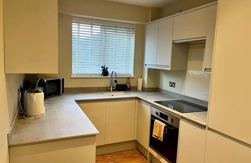 Rickmansworth Apartment | Pass the Keys | Modern Family Friendly Flat with Parking