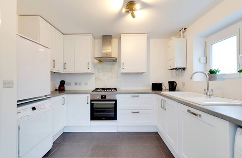 Trumpington House | Pass the Keys | Modern & Spacious 1 Bed Terrace with Free Parking