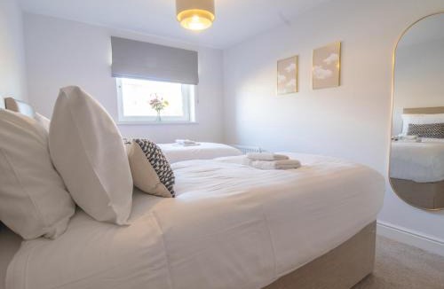 Renfrew Apartment | Pass the Keys Next to Braehead - Free Parking