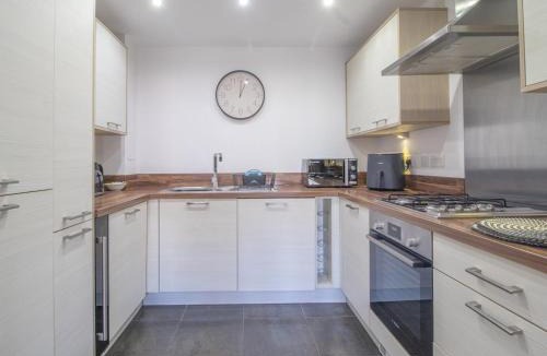 Renfrew Apartment | Pass the Keys Next to Braehead - Free Parking