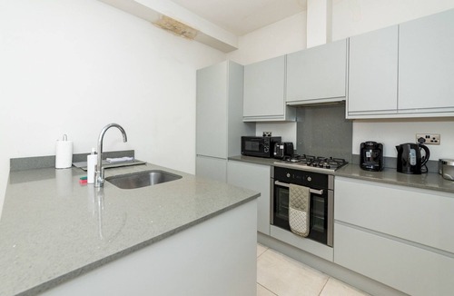 Reading Apartment | Pass the Keys | Spacious 2BR Flat Modern Convenient