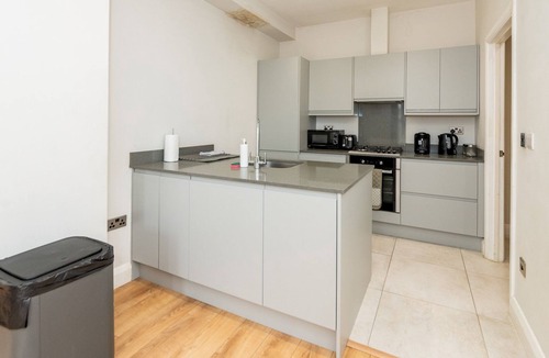 Reading Apartment | Pass the Keys | Spacious 2BR Flat Modern Convenient