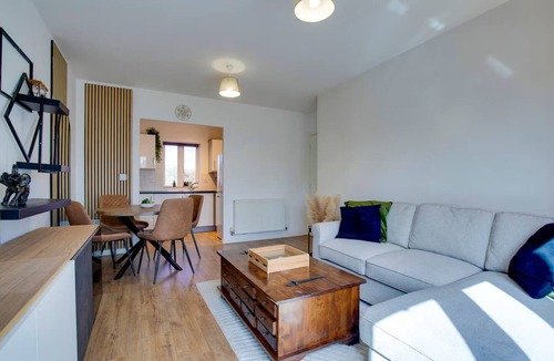 Cambridge Apartment | Pass the Keys | Stylish and Modern Flat with Free Parking