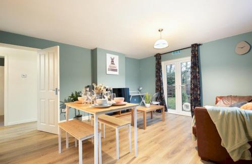 Woodcote Apartment | Pass the Keys Stylish Flat with Free Parking