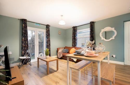 Woodcote Apartment | Pass the Keys Stylish Flat with Free Parking