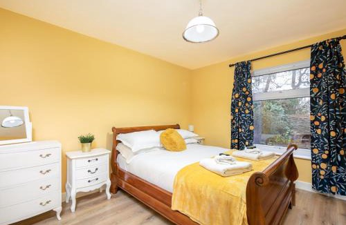 Woodcote Apartment | Pass the Keys Stylish Flat with Free Parking