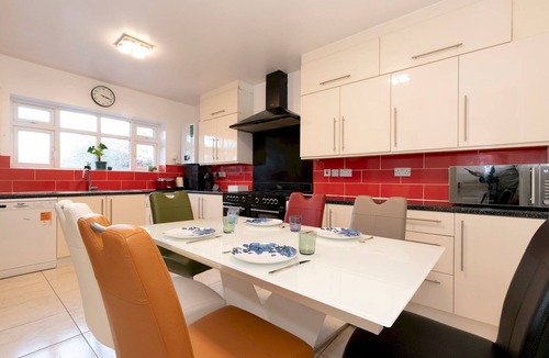 Tolworth House | Pass the Keys | Very large home with parking