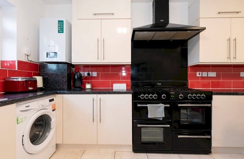 Tolworth House | Pass the Keys | Very large home with parking