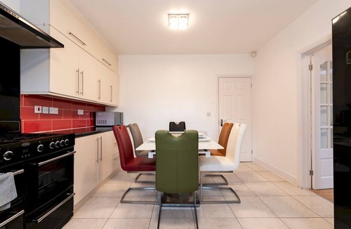 Tolworth House | Pass the Keys | Very large home with parking