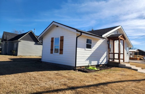 Breckenridge House | Passing through/visiting family/doing business &need your own space? Stay Here!