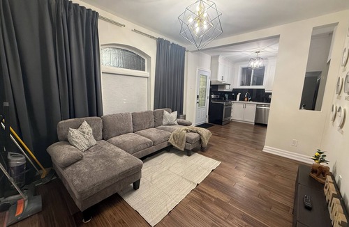 Niagara Falls House | Passport to the falls- Two bedrooms with Queen size beds