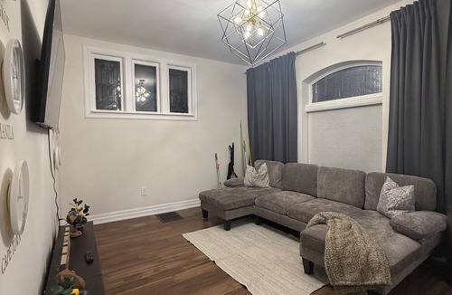 Niagara Falls House | Passport to the falls- Two bedrooms with Queen size beds