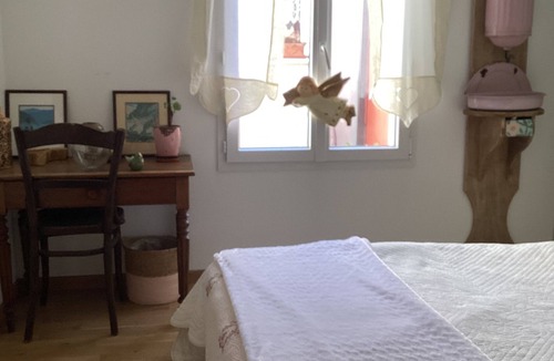 Sainte-Soulle Bed & Breakfast | Pastel room Small patio