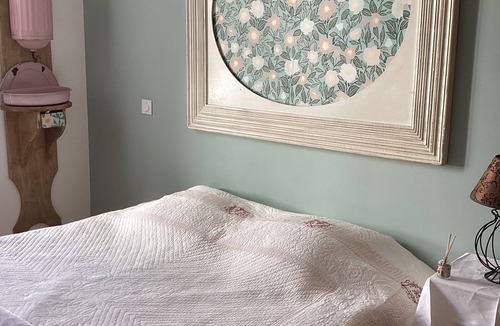 Sainte-Soulle Bed & Breakfast | Pastel room Small patio