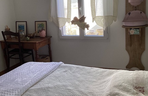 Sainte-Soulle Bed & Breakfast | Pastel room Small patio