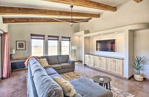 Elgin House | Pastoral Elgin Escape w/Covered Patio & Grill!