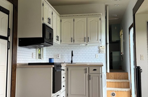 Town of Sharon House | Pasture Perch: Renovated Camper, Farm Setting & Mountain Views Near Dream Park