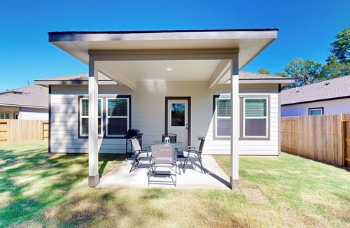Porter Cottage | Patio Dining & Yard: Porter Escape, 3 Mi to Golf