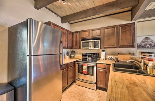 Pinetop Condo | Patio & Fireplace: Country Club Pinetop Condo!